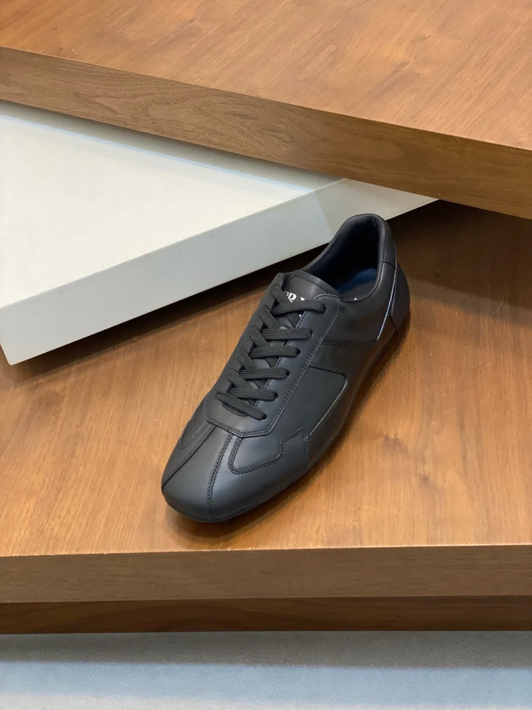 Men's Men's Shoes 💰800 Prada/Prada Men's Leather Casual Sports Shoes, a hot product made in Guangzhou! Made of imported calfskin splicing upper, three-dimensional geometric segmentation, precision manufacturing, uniform stitching, leather texture at a glance, multi-color splicing, fashionable and generous, soft, comfortable and breathable, decorated with PRADA letter logo on the outside, classic letter logo on the tongue, fabric strap on the heel, P family's classic sports shoe type, with fabric lining, silver logo cowhide foot pads, and P family's exclusive rubber outsole. The details are carefully crafted, making it a versatile item for travel! Comes with original box and dust bag! Multiple colors available! Size: 39-40-41-42-43-44 standard leather shoe size (38, 45 customized ¥)